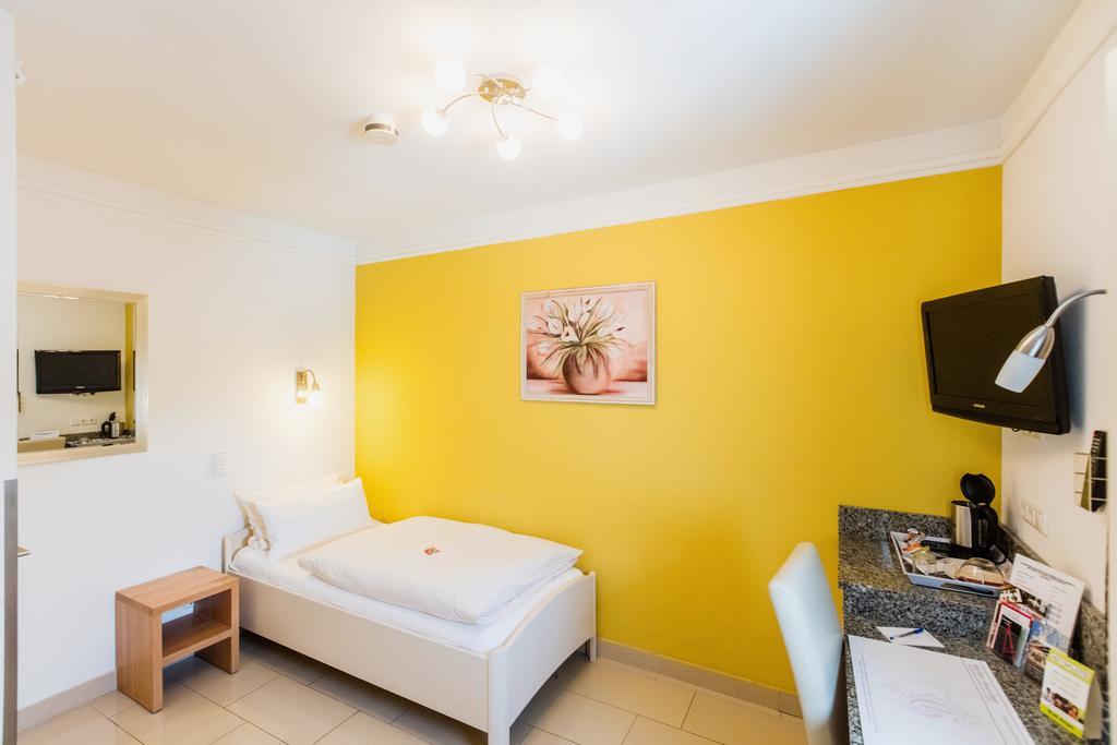 Business Pension Gasper Raunheim Exterior foto